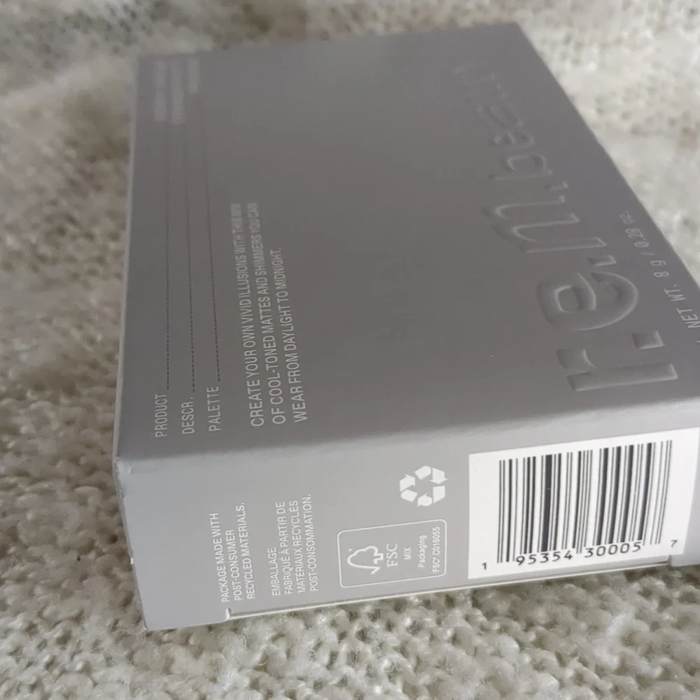 r.e.m. beauty eyeshadow palette in Midnight Shadows, 8g/0.28oz